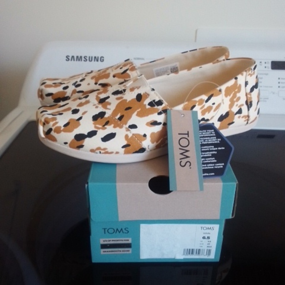 NWT Toms alpargata canvas shoe cow print